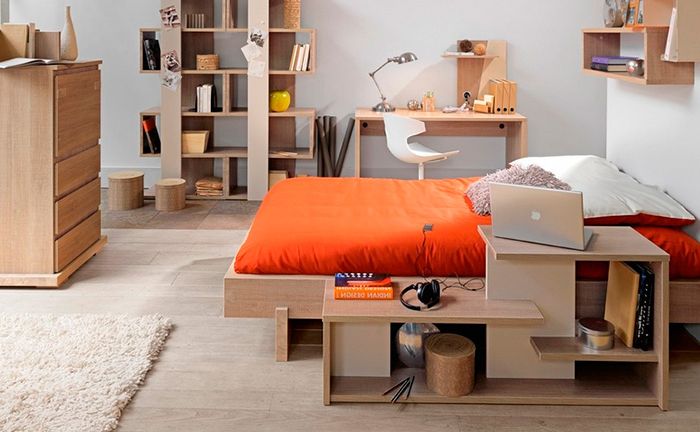 Бежево-оранжевый интерьер комнаты для молодого человека