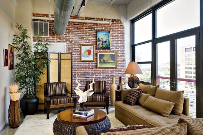 Эклектичная гостиная с кирпичной стеной и панорамным окном