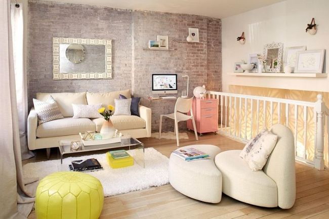Маленькая гостиная с кирпичной стеной и светлой мебелью