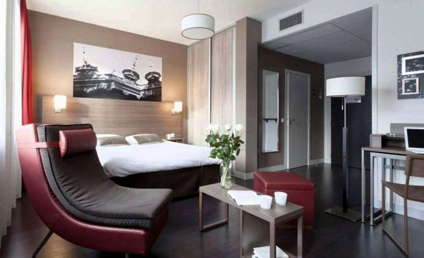 Красно-бежевые цвета в студии